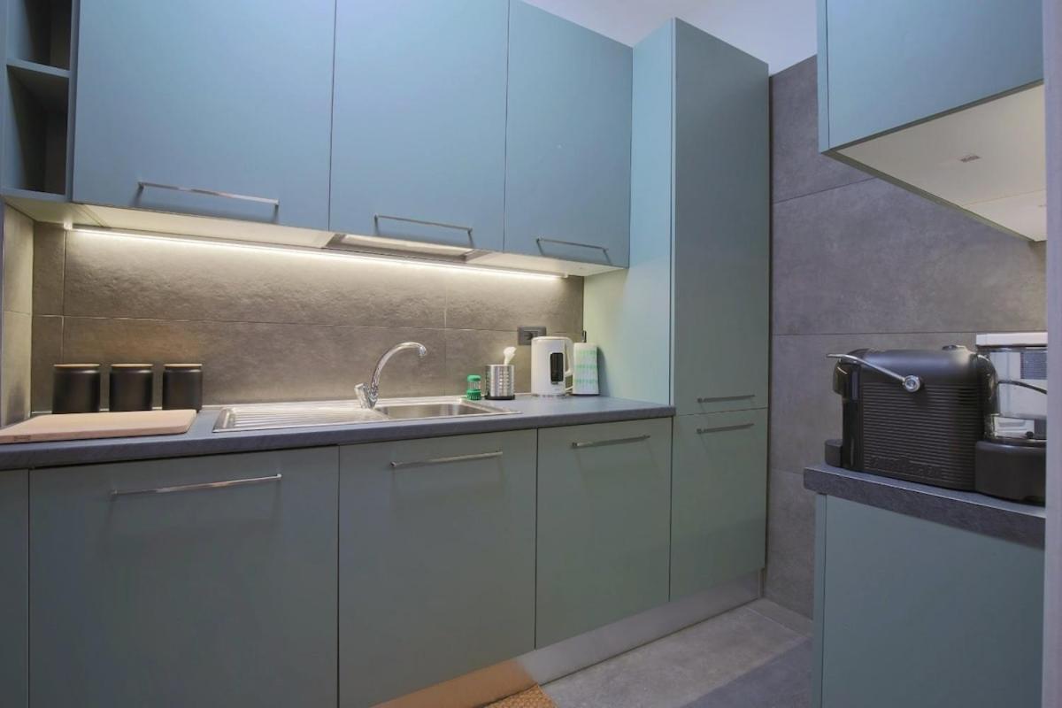 Wide & Bright 2 Bedroom Flat 50m From M4 Station