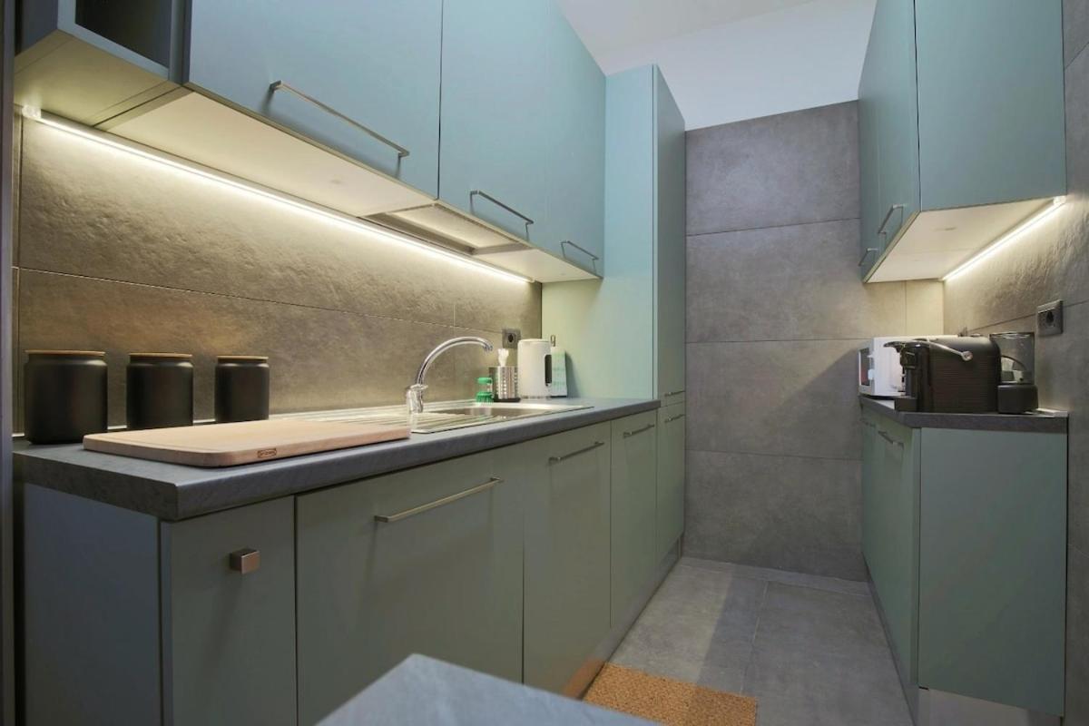Wide & Bright 2 Bedroom Flat 50m From M4 Station