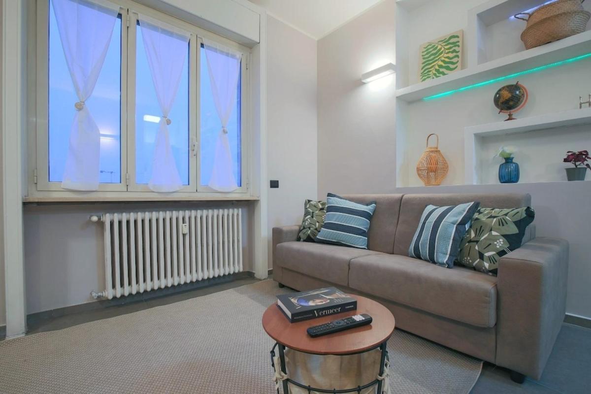 Wide & Bright 2 Bedroom Flat 50m From M4 Station Appartement Milan